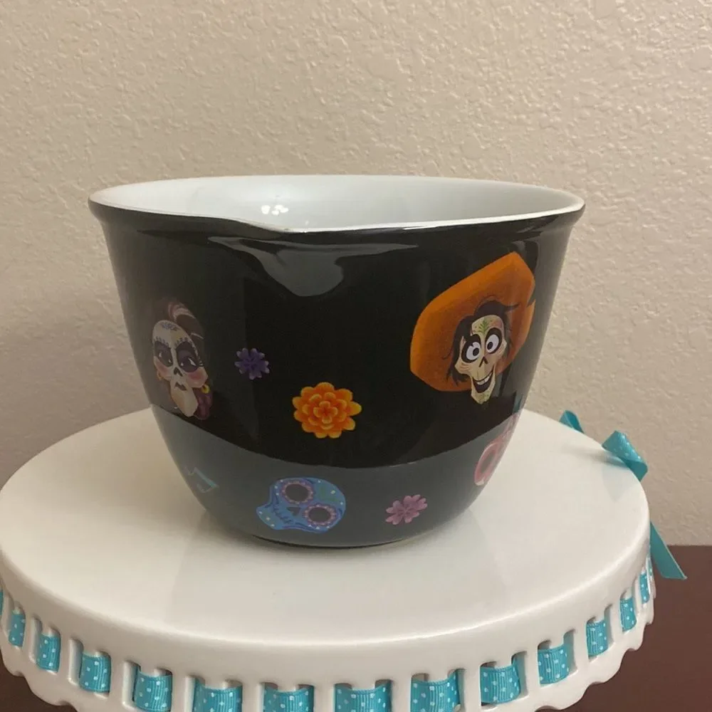 💙❤️ DISNEY/ PIXAR COCO FAMILIA CERAMIC Mixing Bowl NEW!!!